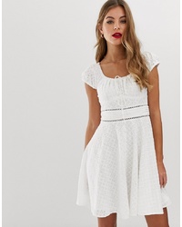 Белое платье с плиссированной юбкой от Forever New