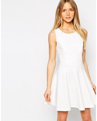 Белое платье с плиссированной юбкой от Girls On Film