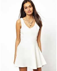 Белое платье с плиссированной юбкой от Glamorous