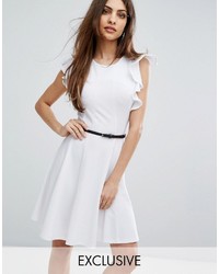 Белое платье с плиссированной юбкой от Lipsy