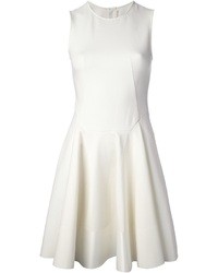 Белое платье с плиссированной юбкой от Schumacher