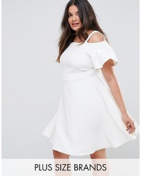 Белое платье с плиссированной юбкой