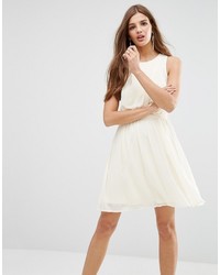 Белое платье с плиссированной юбкой