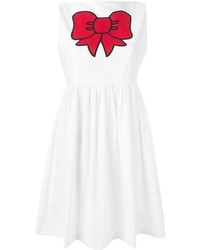 Белое платье с принтом от Love Moschino
