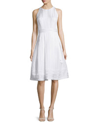 Белое платье с пышной юбкой в горизонтальную полоску