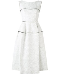 Белое платье с рельефным рисунком от Talbot Runhof