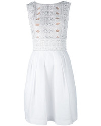 Белое платье с украшением от Alberta Ferretti