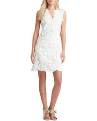 Белое платье с цветочным принтом