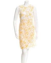 Белое платье-футляр с вышивкой от Carven