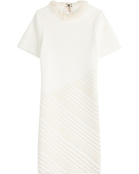 Белое платье-футляр с украшением