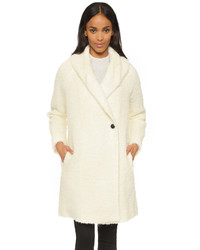 Женское белое пушистое пальто от Vince
