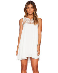 Белое свободное платье с вырезом