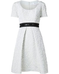 Белое шелковое платье с украшением от Carolina Herrera