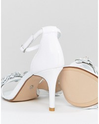 Белые босоножки на каблуке с вышивкой от Dune