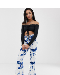 Белые брюки-клеш с принтом тай-дай