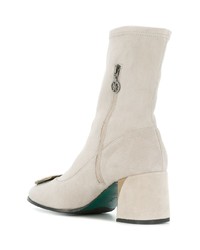 Белые замшевые ботильоны с украшением от Fabi