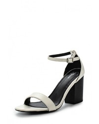 Белые кожаные босоножки на каблуке от Spurr