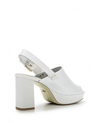 Белые кожаные босоножки на каблуке от Vitacci