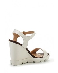 Белые кожаные босоножки на танкетке от Inario