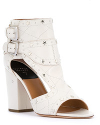 Белые кожаные ботильоны с шипами от Laurence Dacade