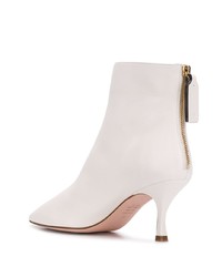 Белые кожаные ботильоны от Stuart Weitzman