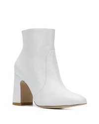 Белые кожаные ботильоны от Stuart Weitzman