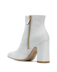 Белые кожаные ботильоны от Stuart Weitzman