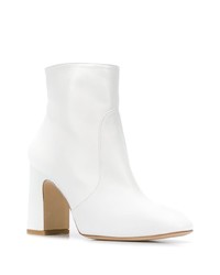 Белые кожаные ботильоны от Stuart Weitzman