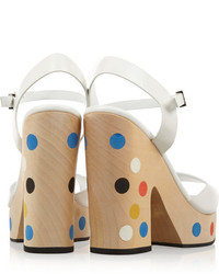 Белые кожаные массивные босоножки на каблуке от Fendi