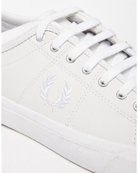 Мужские белые кожаные низкие кеды от Fred Perry