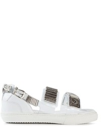 Белые кожаные сандалии на плоской подошве с украшением от Toga