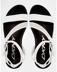 Белые кожаные сандалии на плоской подошве от DKNY