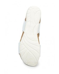 Белые кожаные сандалии на плоской подошве от Caprice