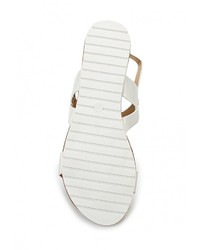 Белые кожаные сандалии на плоской подошве от Catisa