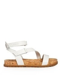 Белые кожаные сандалии на плоской подошве от DKNY