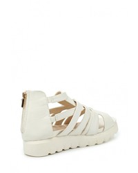 Белые кожаные сандалии на плоской подошве от Donna Moda