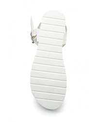 Белые кожаные сандалии на плоской подошве от Flyfor