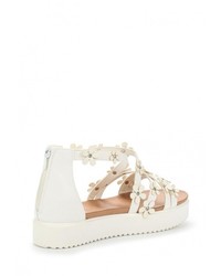 Белые кожаные сандалии на плоской подошве от Flyfor