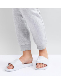 Белые кожаные сандалии на плоской подошве от Nike