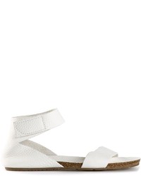 Белые кожаные сандалии на плоской подошве от Pedro Garcia