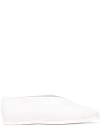 Белые кожаные туфли на плоской подошве от Victoria Beckham