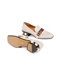 Белые кожаные туфли с украшением от Gucci