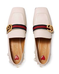 Белые кожаные туфли с украшением от Gucci