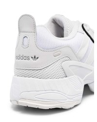 Мужские белые кроссовки от adidas