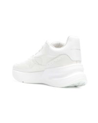 Женские белые кроссовки от Alexander McQueen