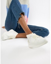 Женские белые кроссовки от UGG