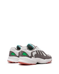 Мужские белые кроссовки от adidas