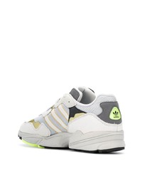 Мужские белые кроссовки от adidas