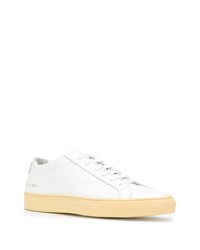 Мужские белые низкие кеды от Common Projects