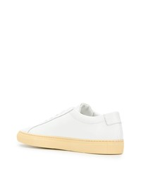 Мужские белые низкие кеды от Common Projects